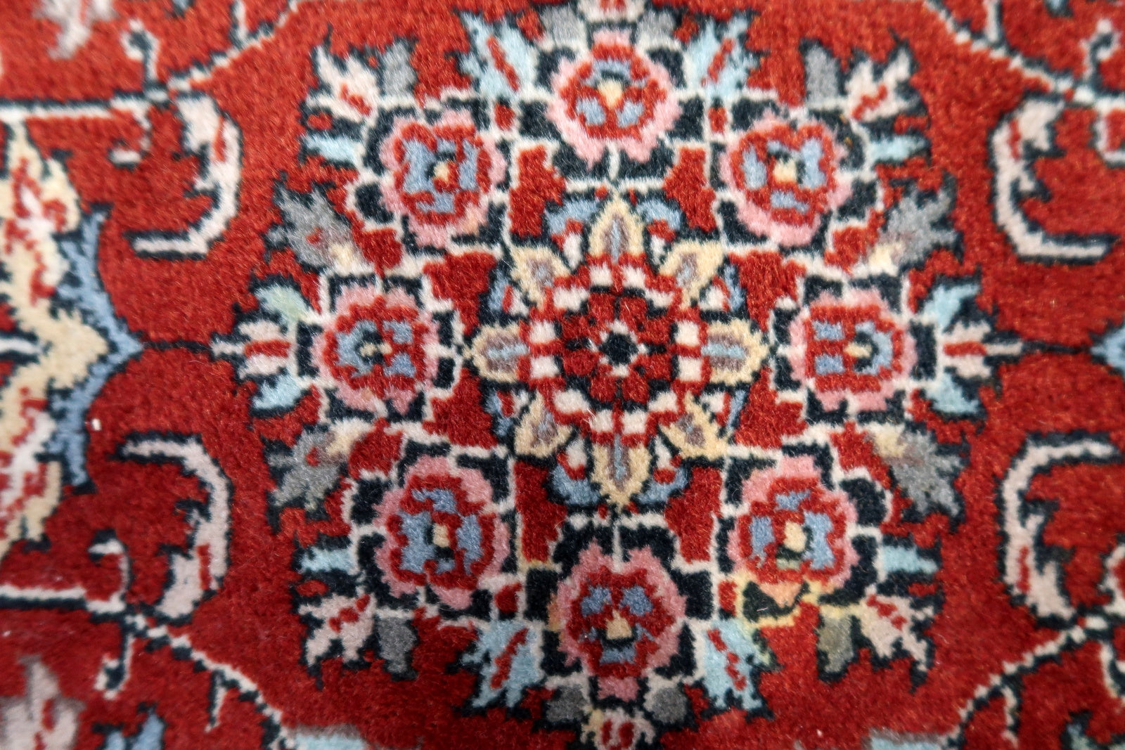 Close-up of the innermost thin white border providing a subtle contrast
