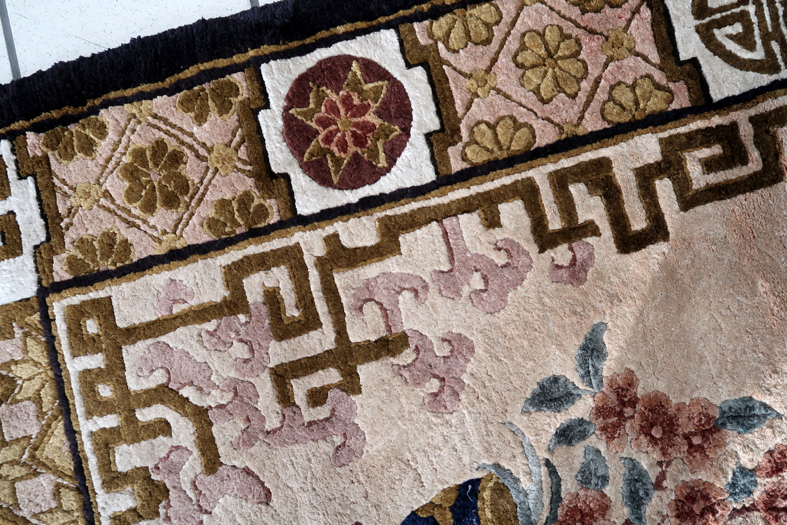 Bamboo-like Plants Depicted on One Side of Vintage Art Deco Chinese Silk Rug - 1960s