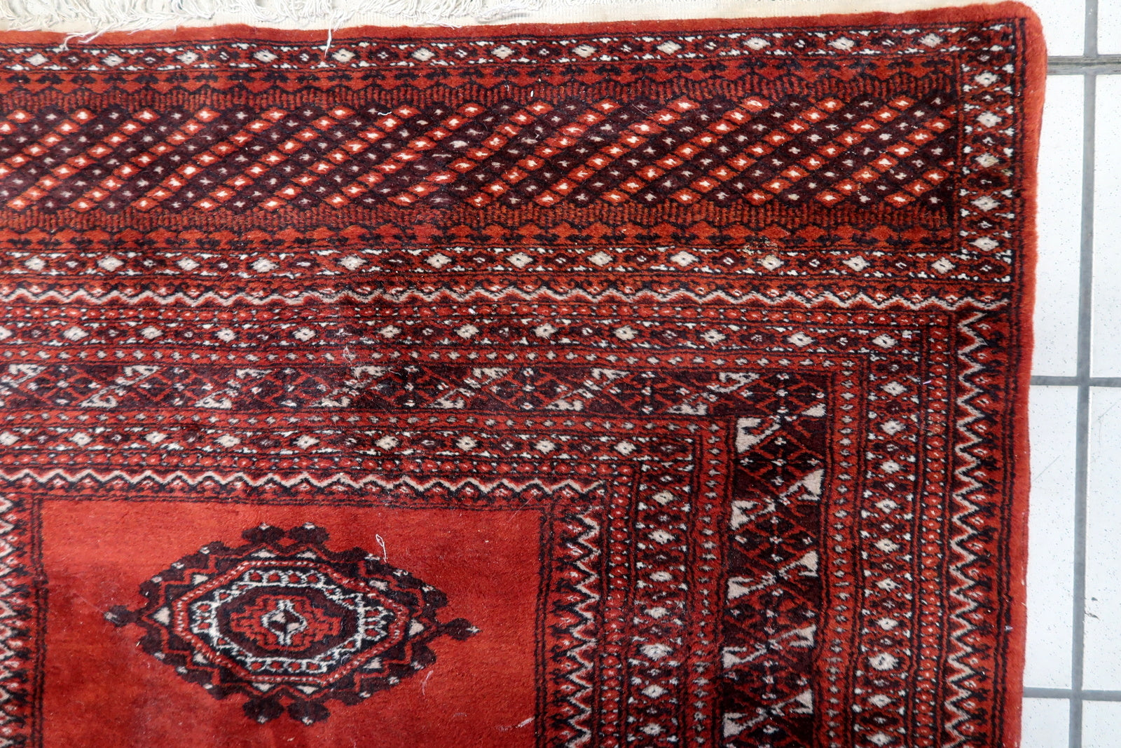 Handmade 1950s wool rug in deep red

