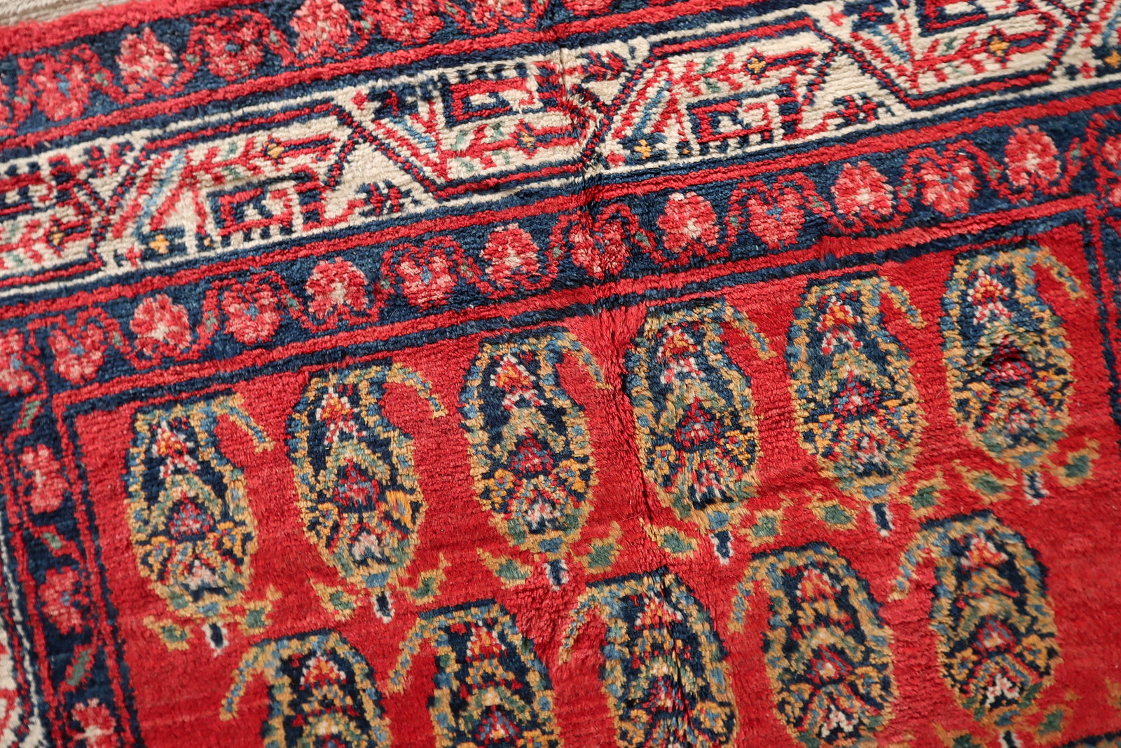 Detail of the guard stripes and main border framing the Hamadan rug's design.


