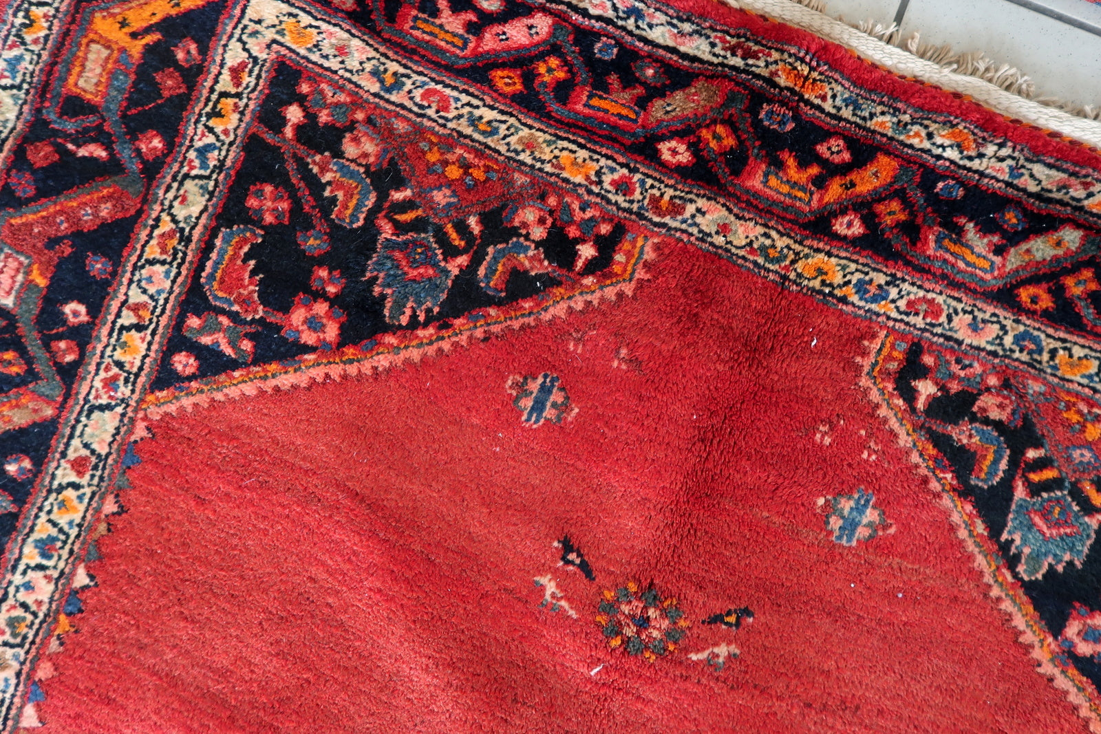 Detailed view of complex diamond motifs within the central medallion.

