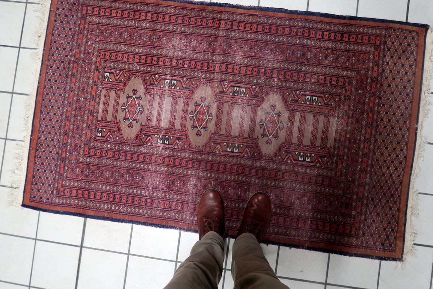 Multiple gul motifs in a row highlighting the classic Bukhara style.

