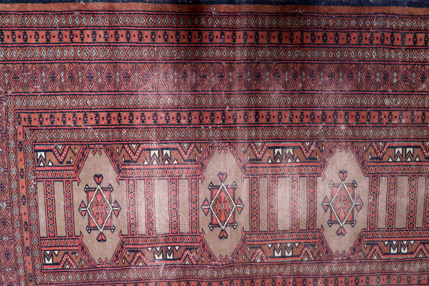 Full view of the rug showcasing the linear arrangement of guls.

