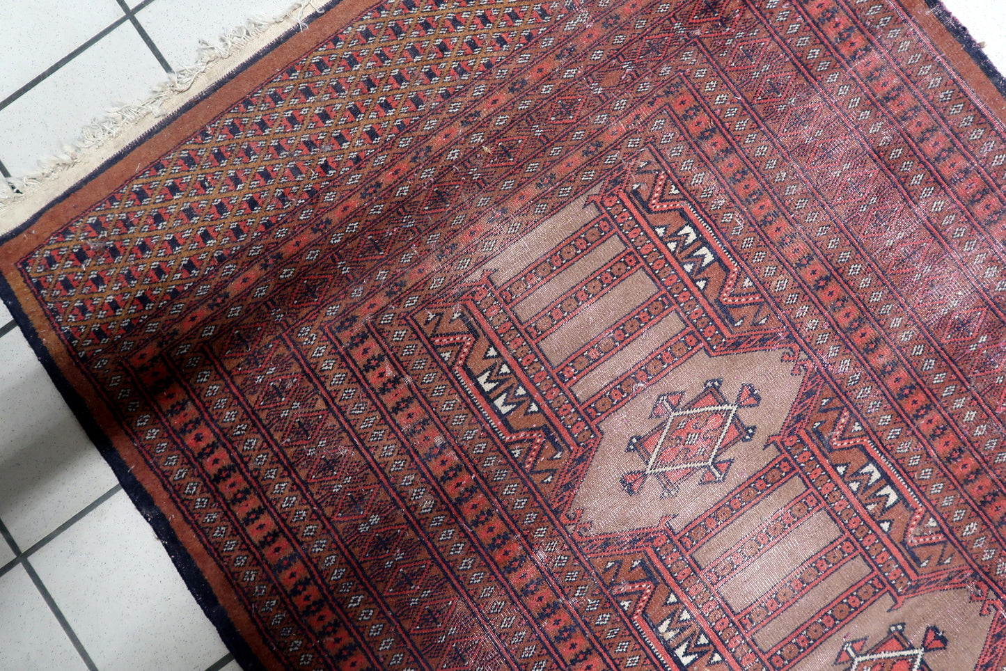 Detail of the cream and black accents within the gul designs.


