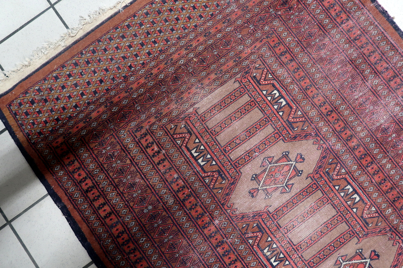 Detail of the cream and black accents within the gul designs.

