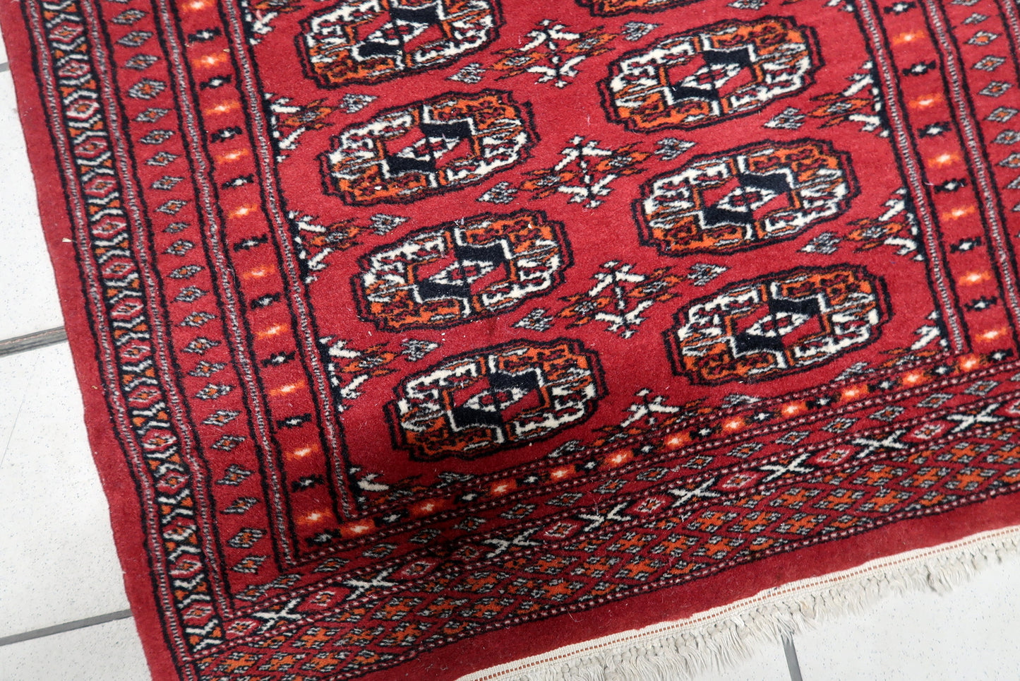 Detailed view of the intricate patterning within a gul medallion.

