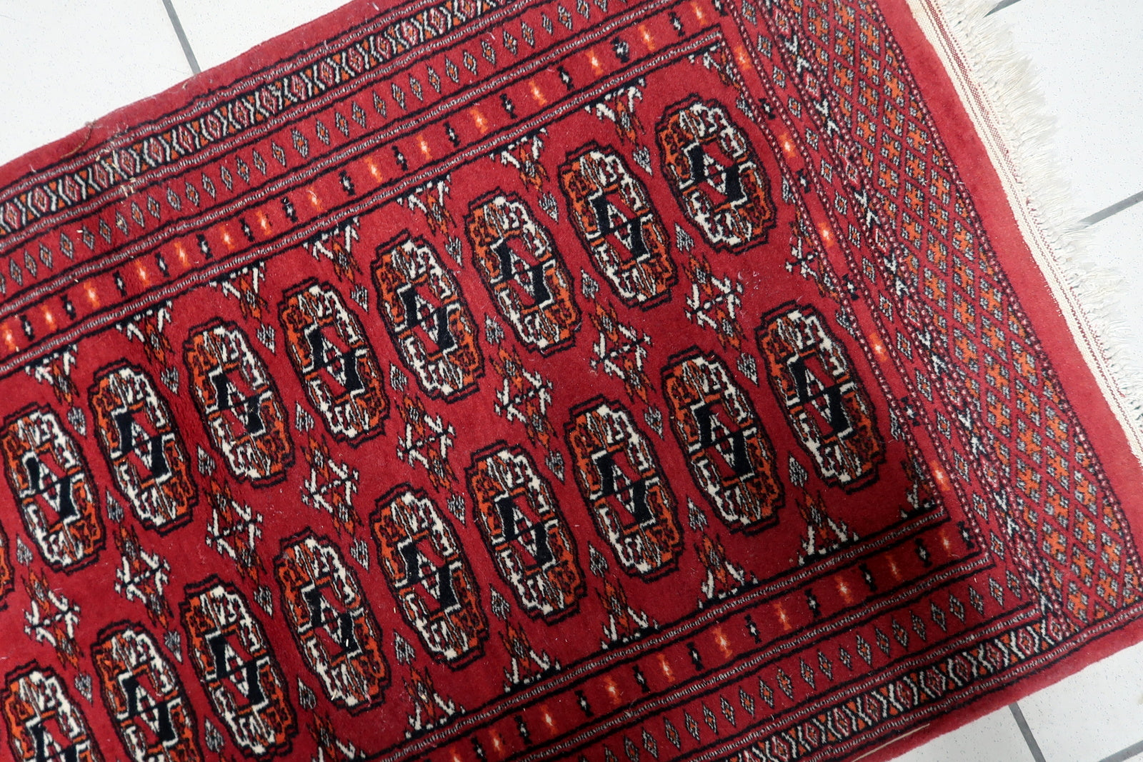 Full view of the small runner showcasing the rhythmic gul pattern.


