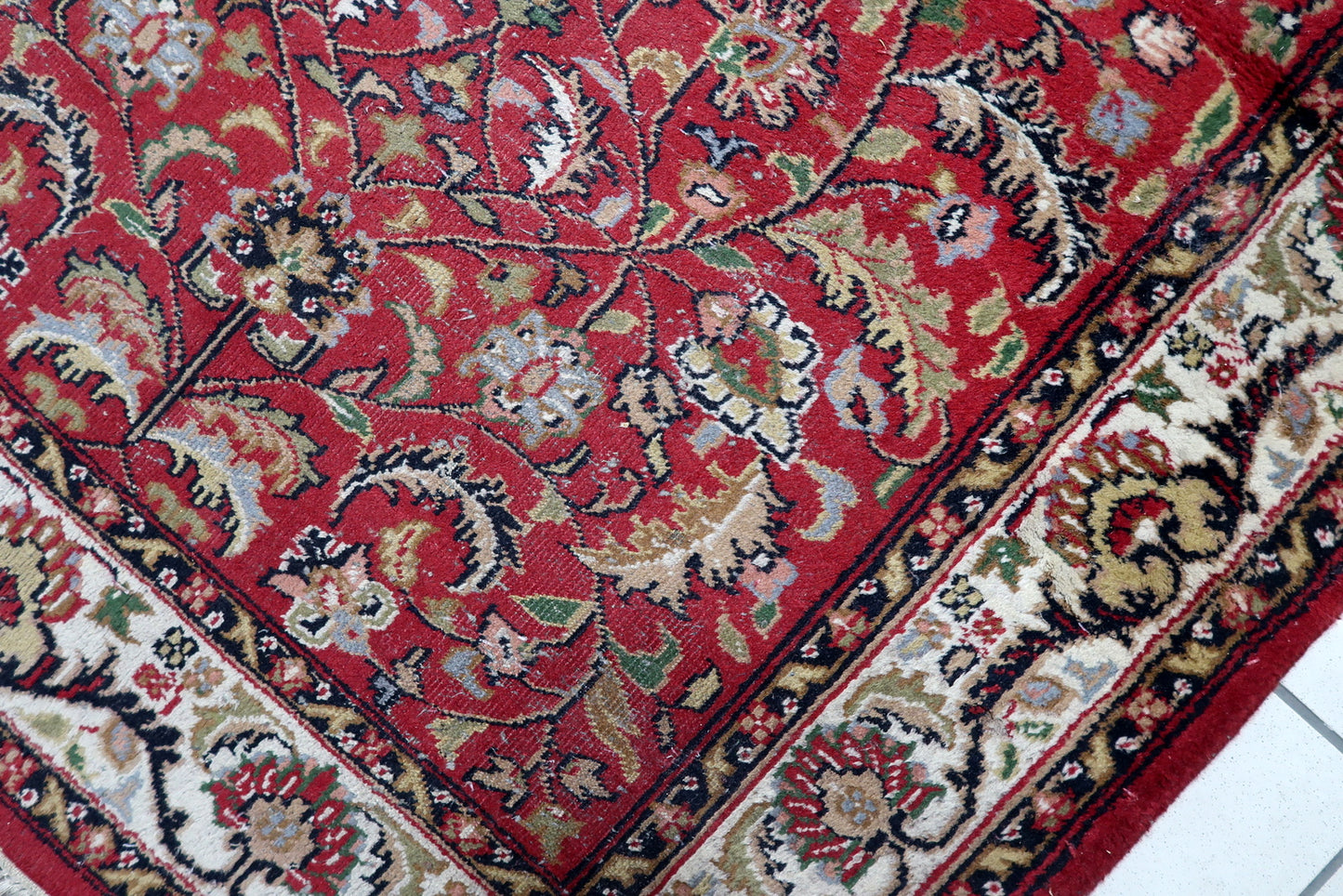 Full view of the rug showcasing the nomadic floral design


