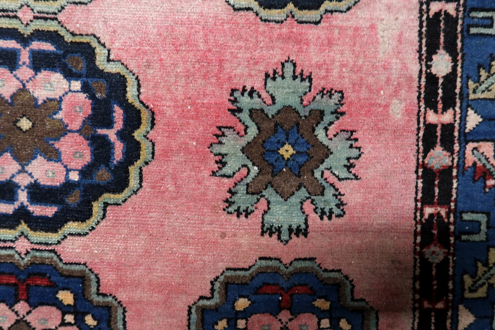Corner detail showing border and field connection

