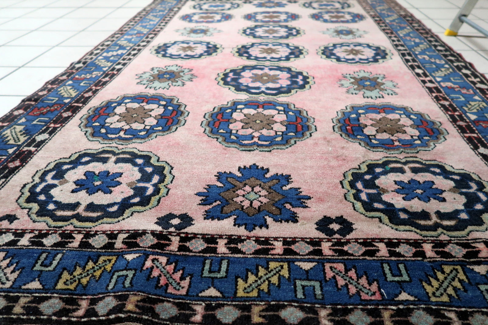 Contrast between pink background and blue medallions

