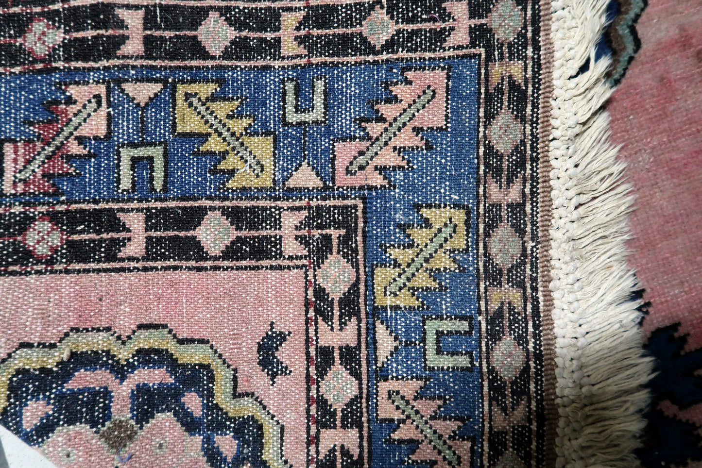 Detailed weaving texture of the hand-knotted wool

