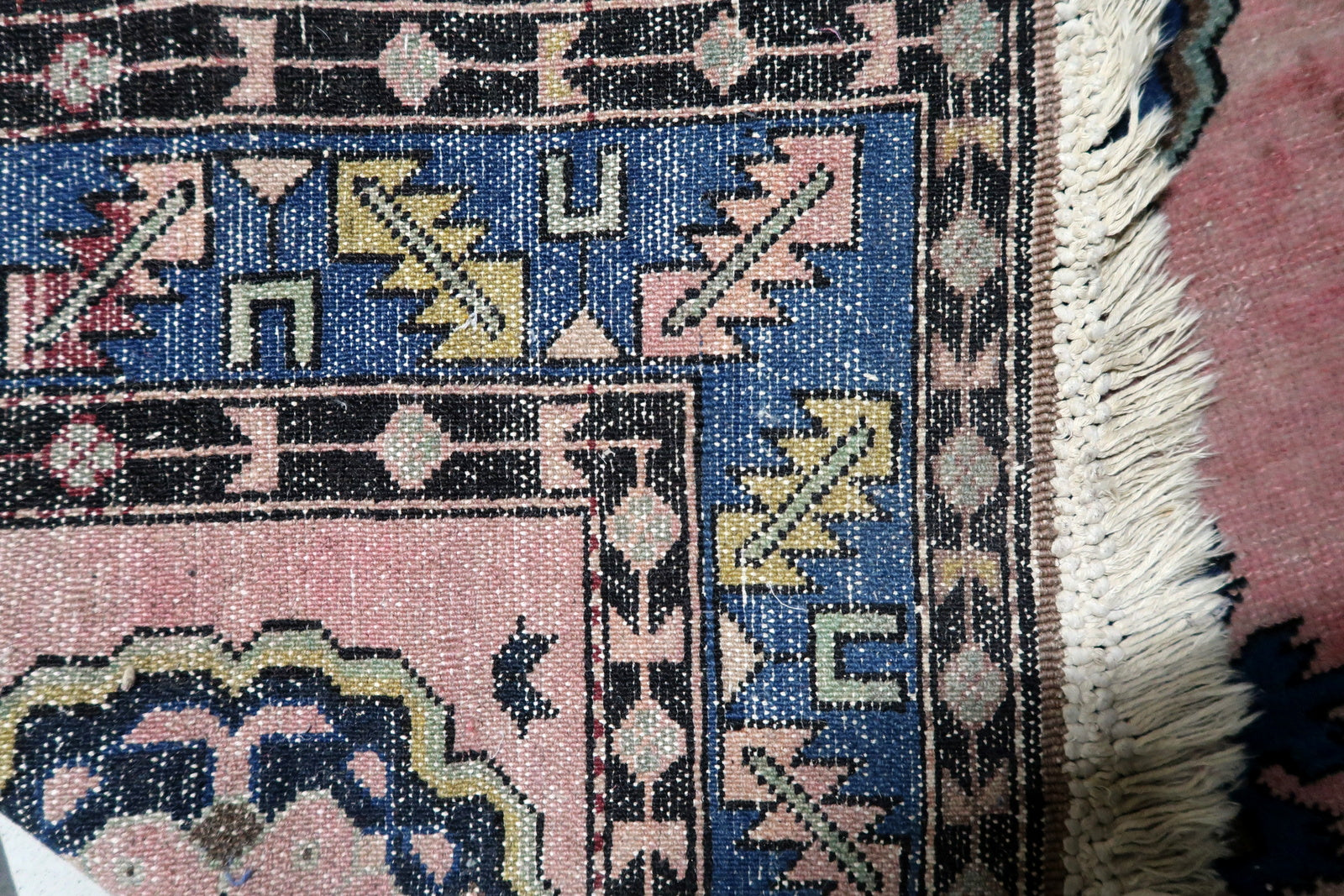 Detailed weaving texture of the hand-knotted wool

