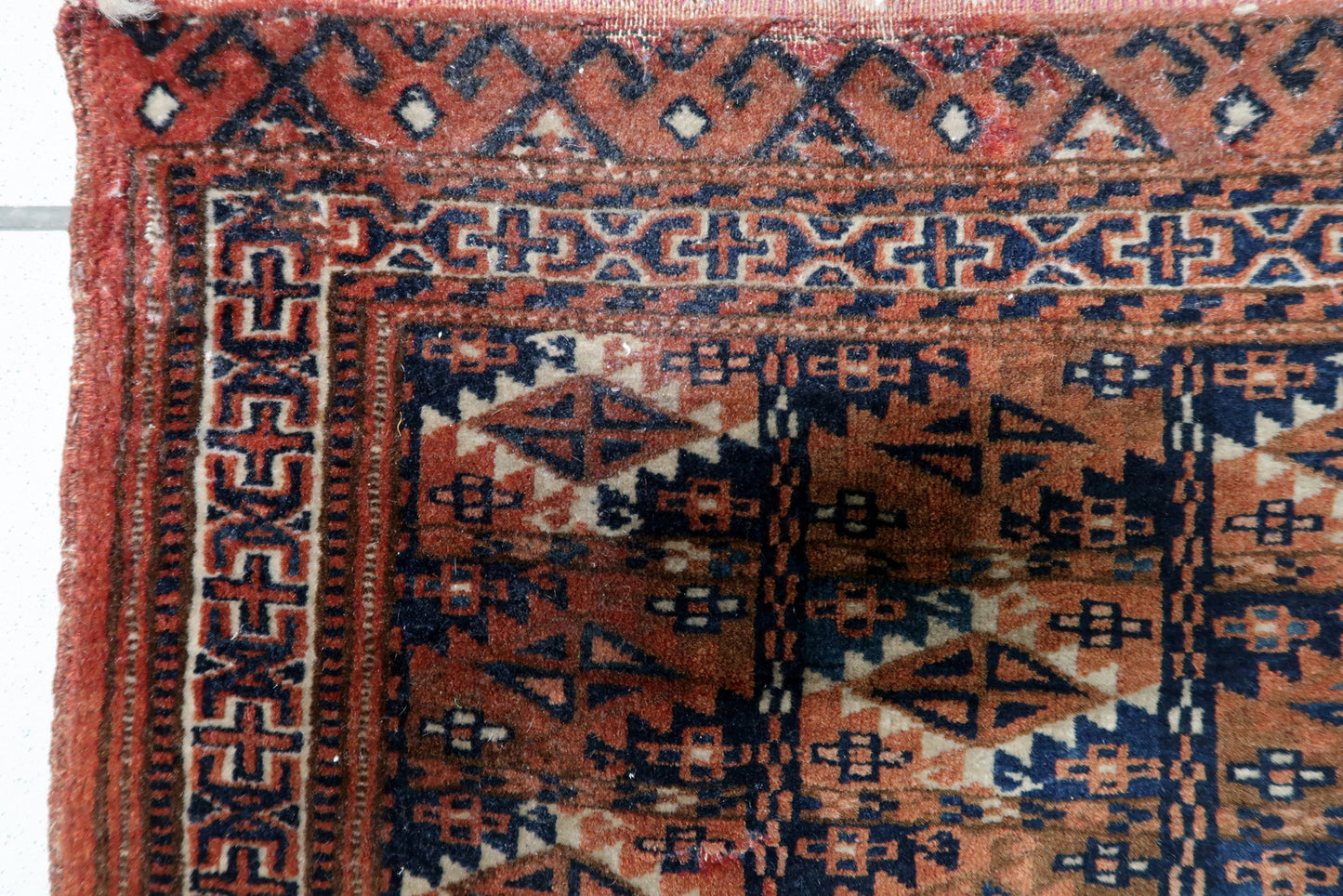 Repeating stylized guls creating rhythmic central pattern


