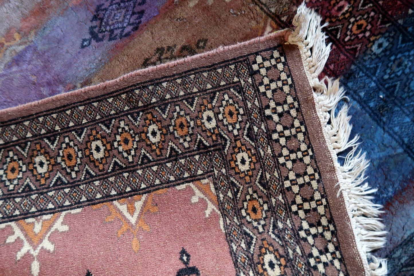 Side profile showing rug thickness and painted surface

