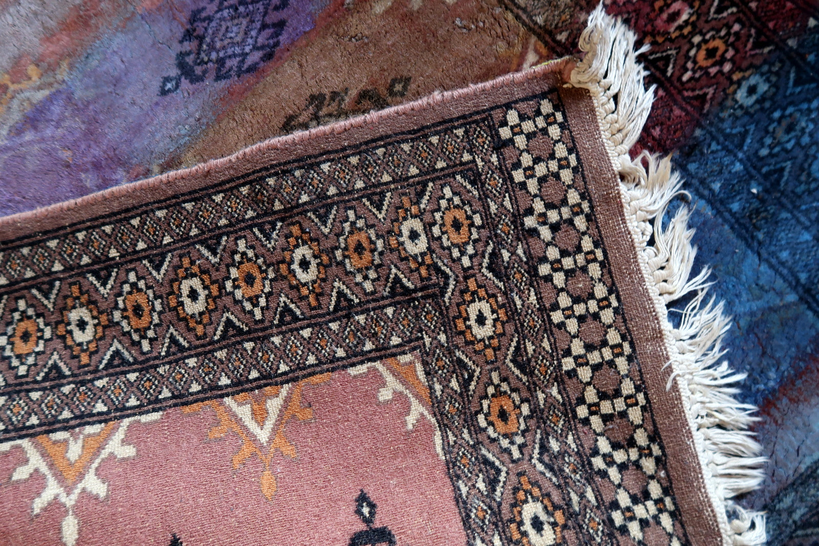 Side profile showing rug thickness and painted surface

