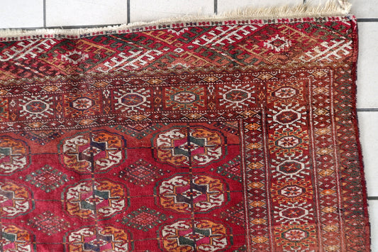 Close-up detail of a single Tekke gul motif with its octagonal geometric form.

