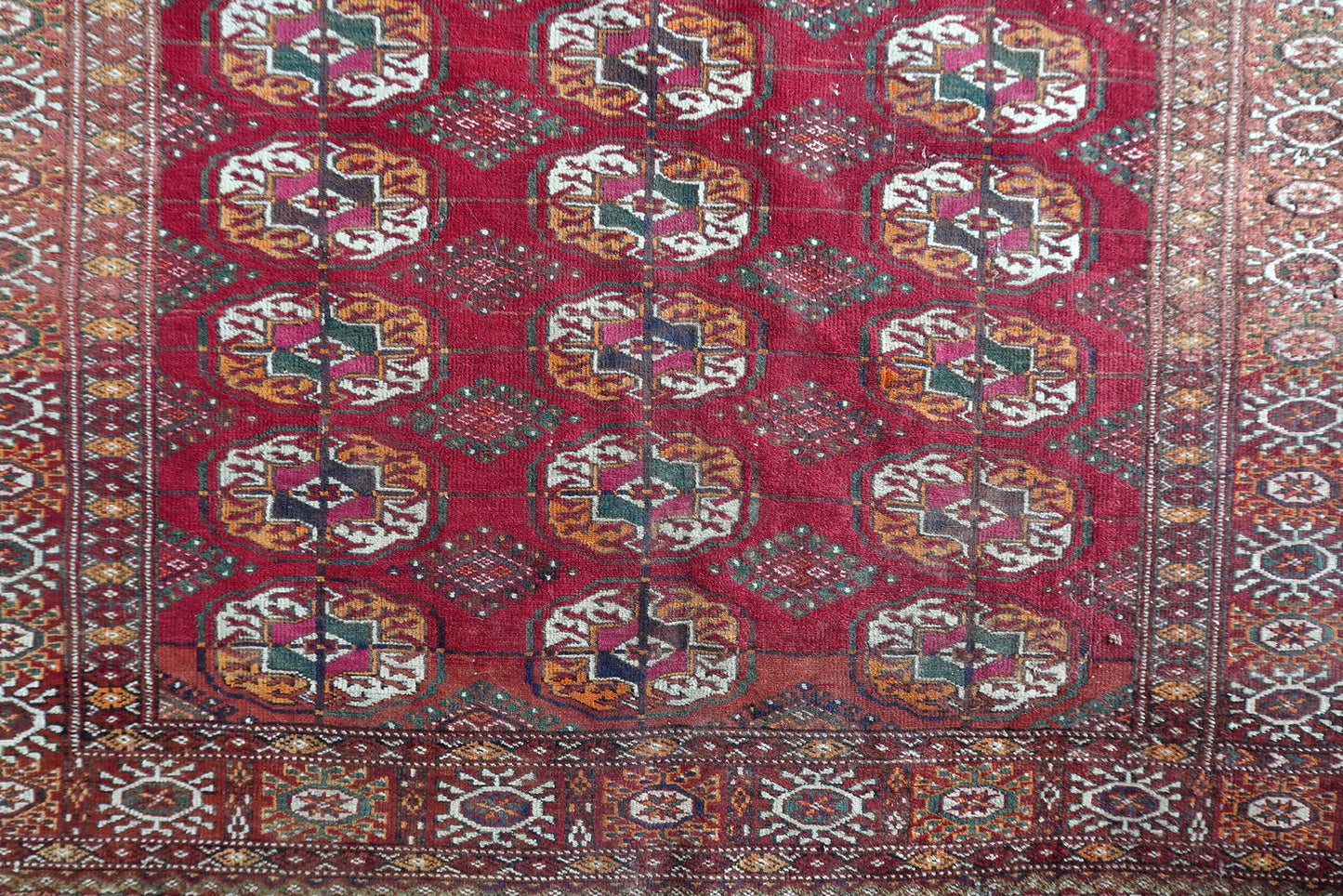 Detail of the contrasting indigo blue and ivory elements within the gul.

