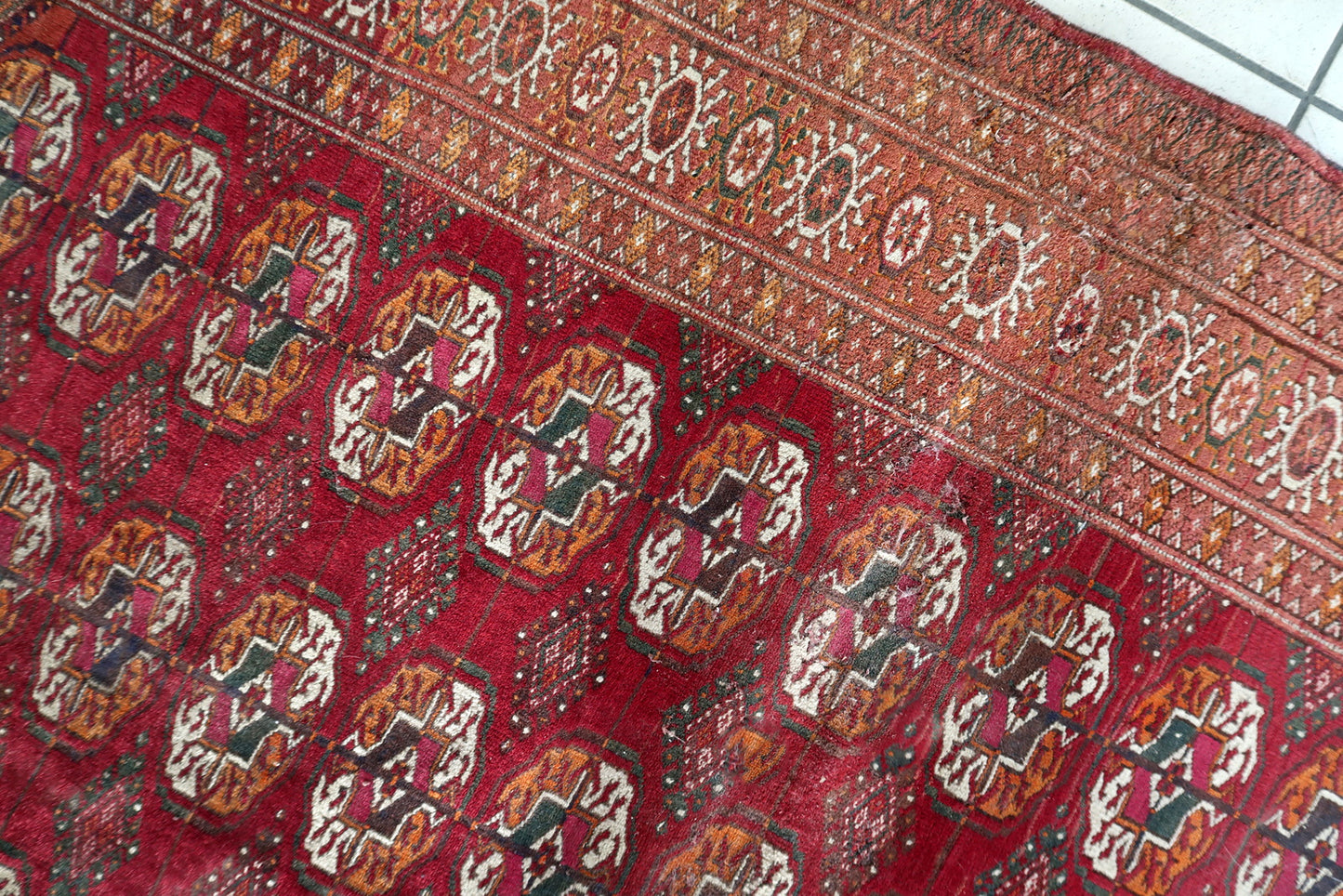 Close-up of the secondary geometric elements connecting the primary guls.

