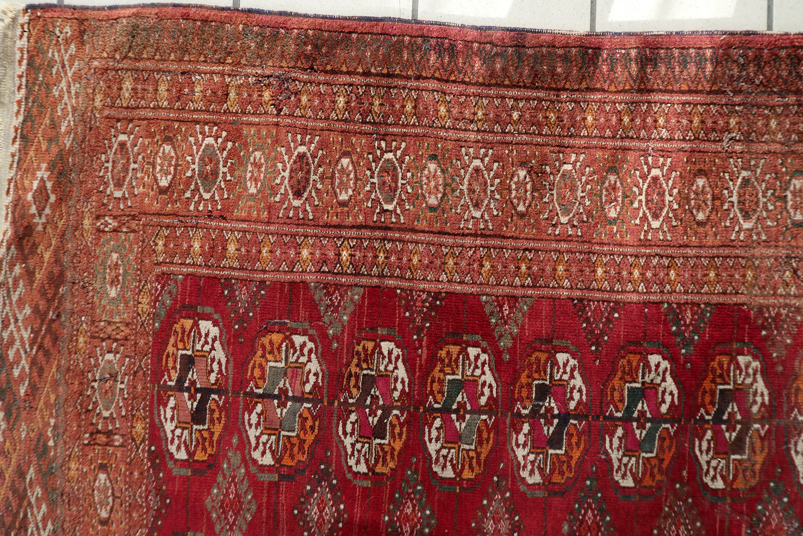 View of the rug's main border and its complementary geometric pattern.

