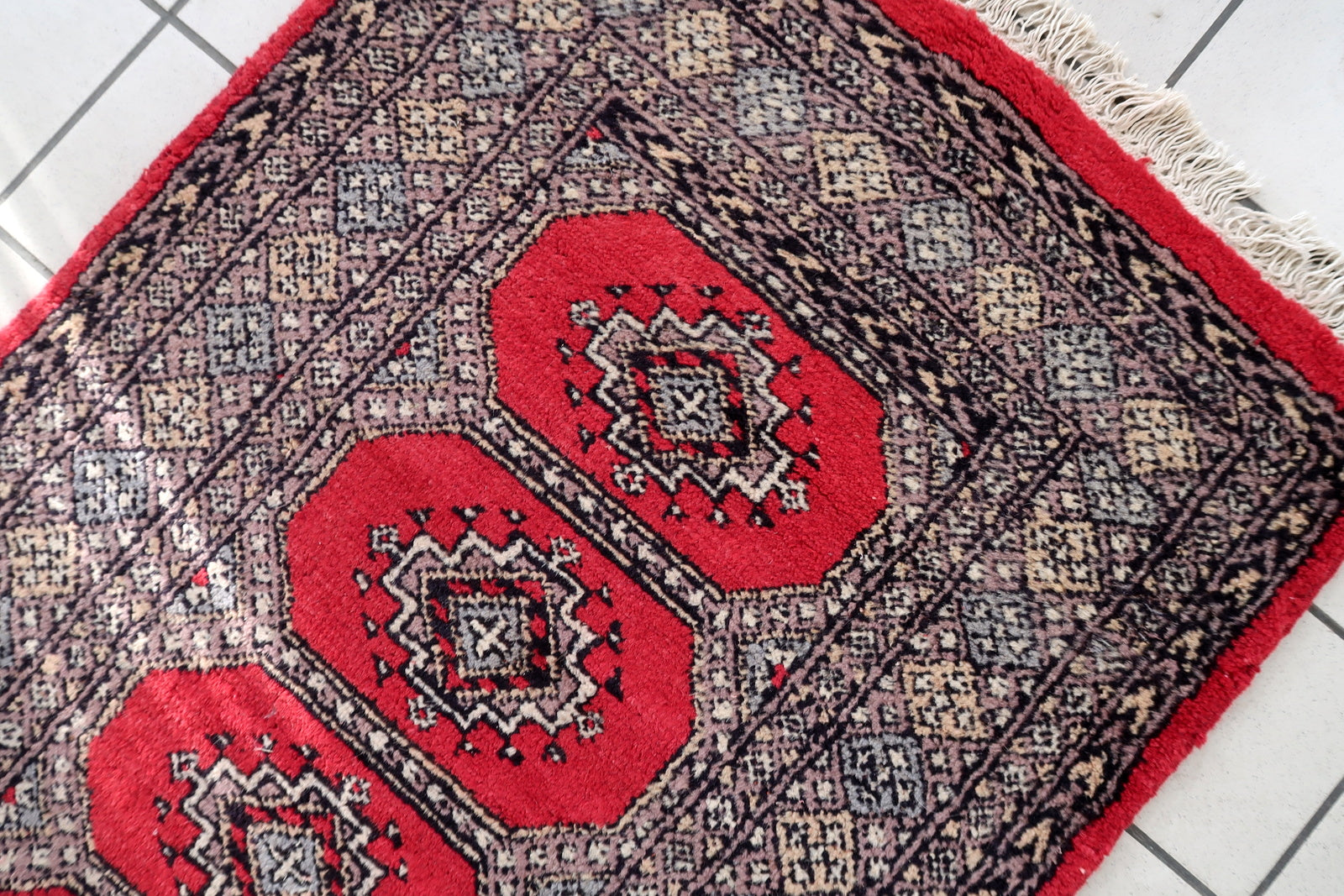 View of the runner's simple border, framing the vibrant field.

