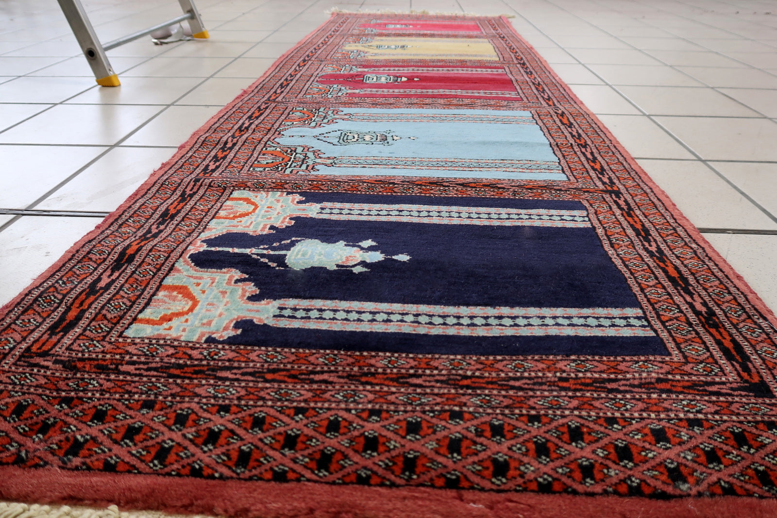 Detail of the runner's end, showing the fringe and border termination.

