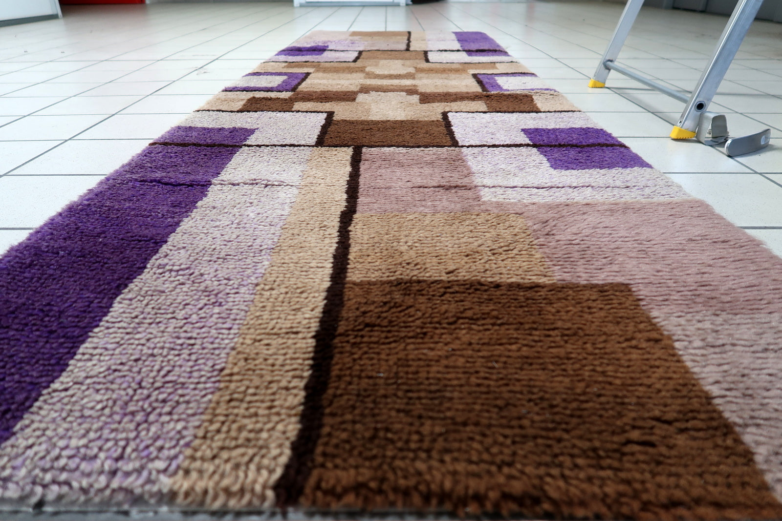 Detail of the runner's end, demonstrating its length and proportion.

