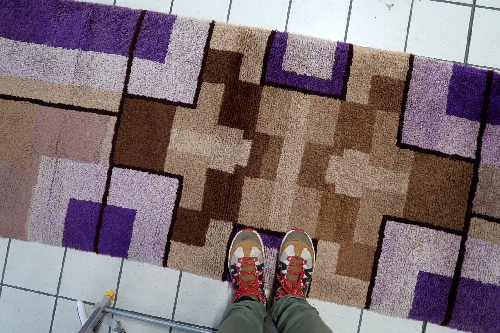 View of the runner's edge, showing the clean finish and borderless design.

