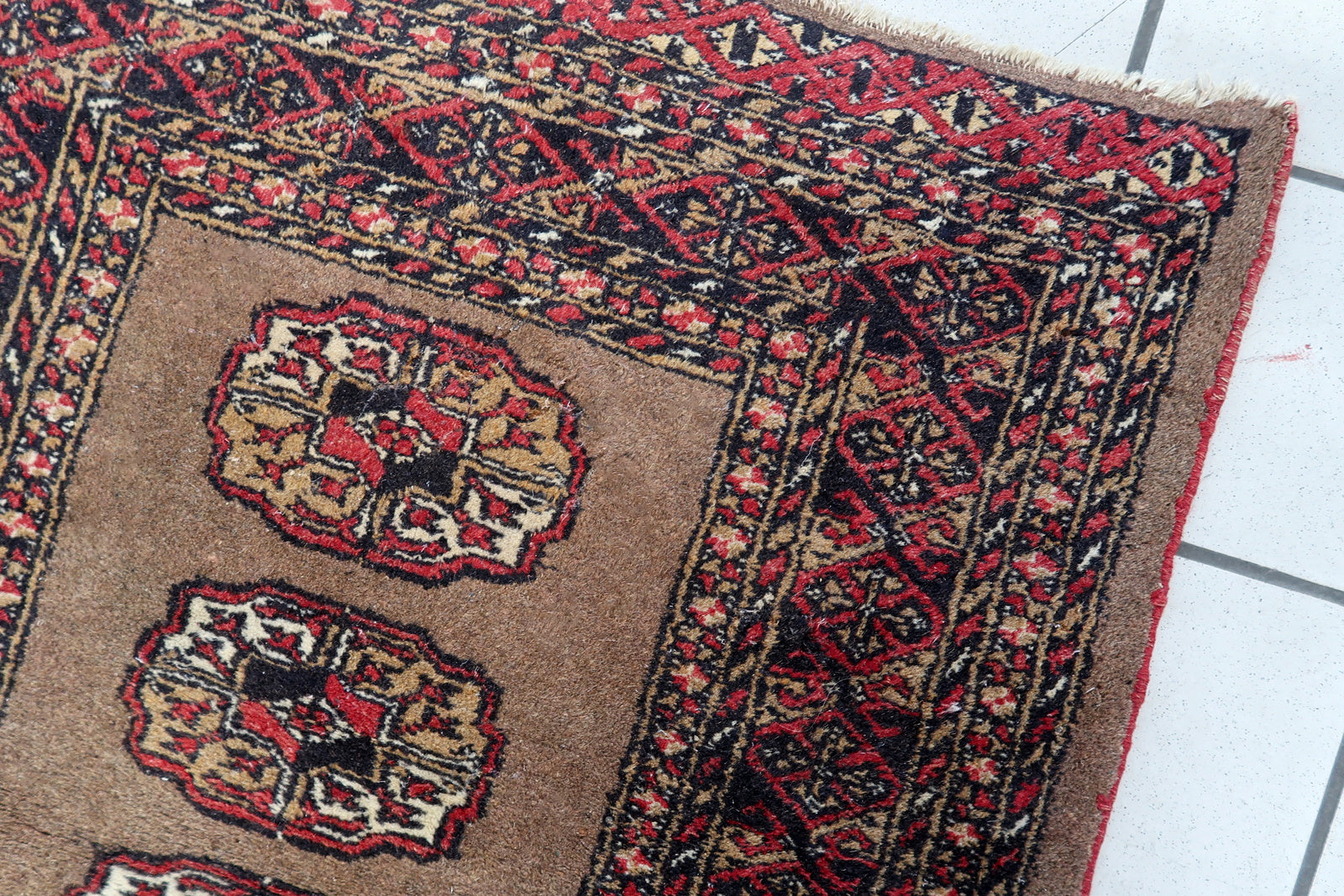 Well-preserved hand-knotted wool rug measuring 2.7 x 4 feet, ideal as an accent or prayer rug.

