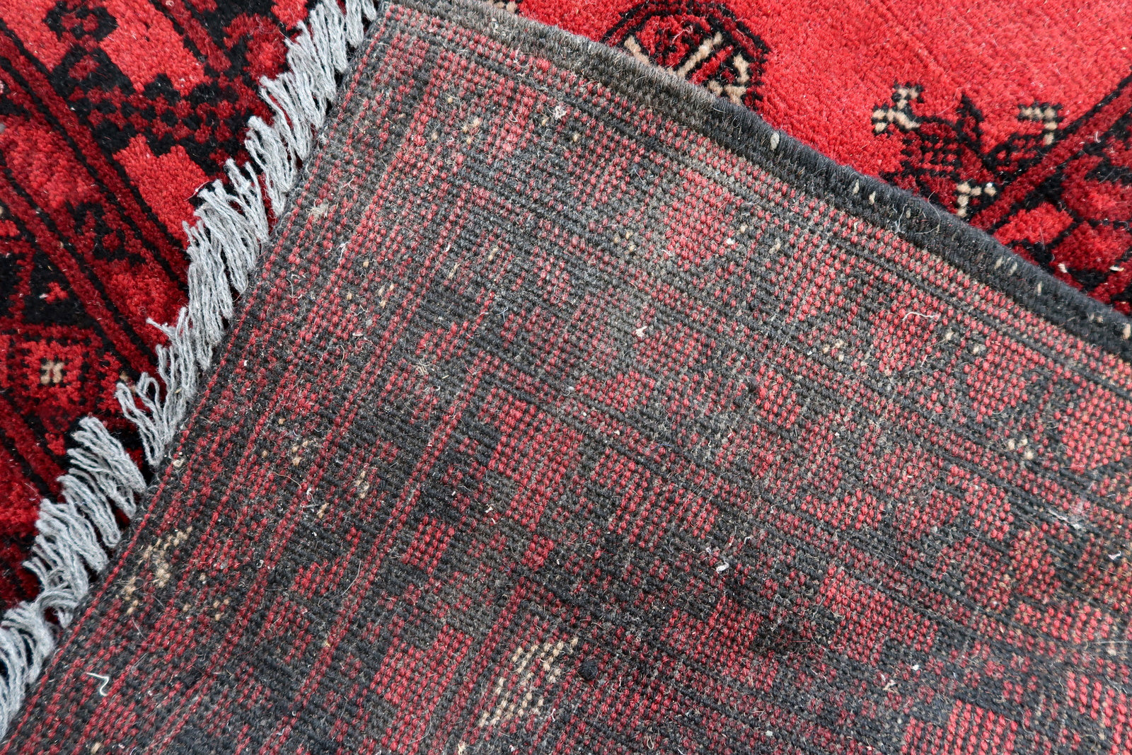 Ersari tribal textile, handwoven wool rug, circa 1920s, good antique condition.

