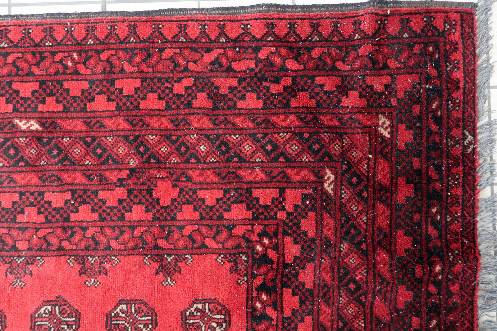 Antique Ersari Turkmen rug from the 1920s, showcasing masterful tribal weaving with precise rows of guls and an architectural border system.

