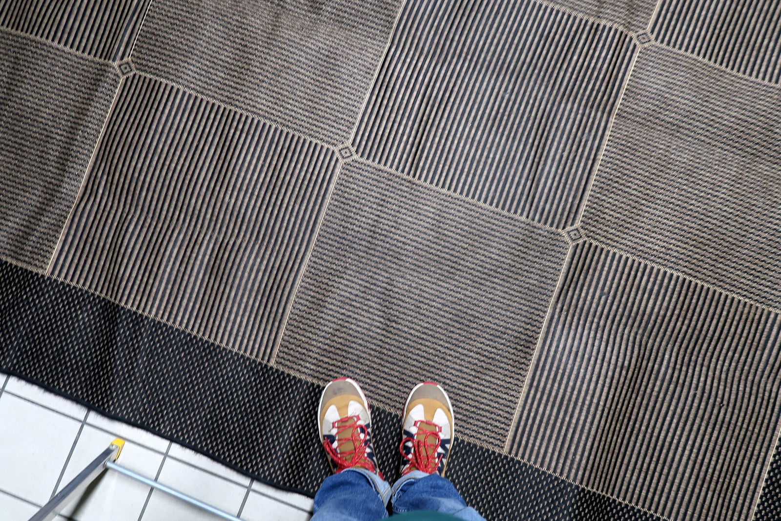 A 1980s minimalist grid rug ideal for a home office or contemporary living room, offering both style and practicality for high-traffic areas.

