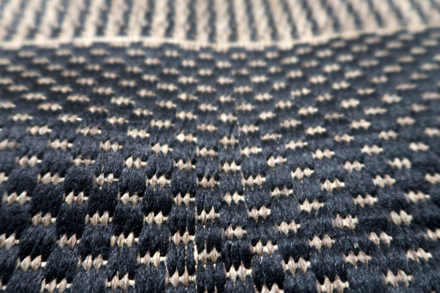 Durable polypropylene rug with well-preserved edges, suitable for dining rooms or hallways seeking a clean, architectural look.

