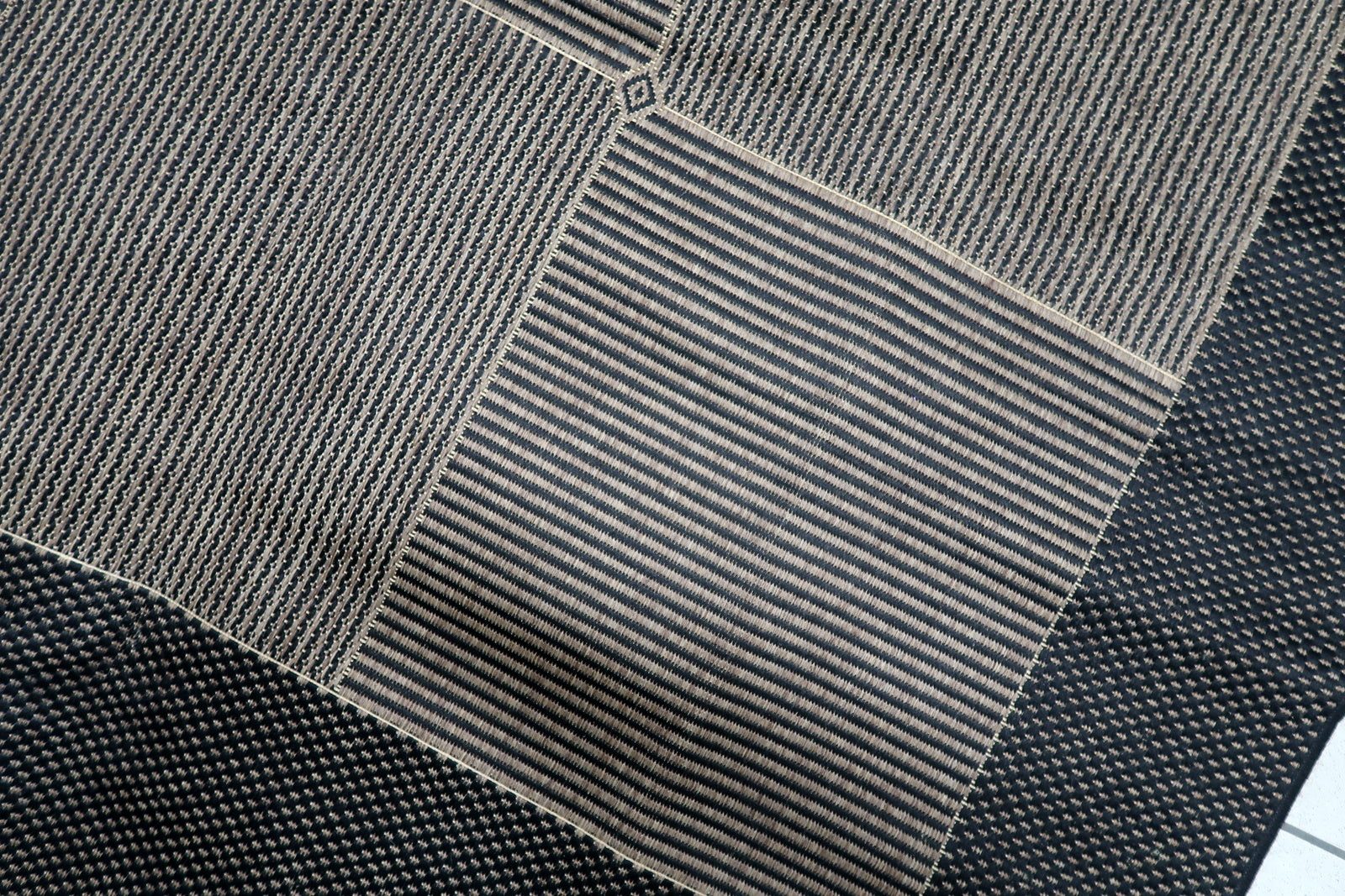 Large Belgian modern rug (200 cm x 281 cm) in good vintage condition, capturing the minimalist design spirit of the late 20th century.

