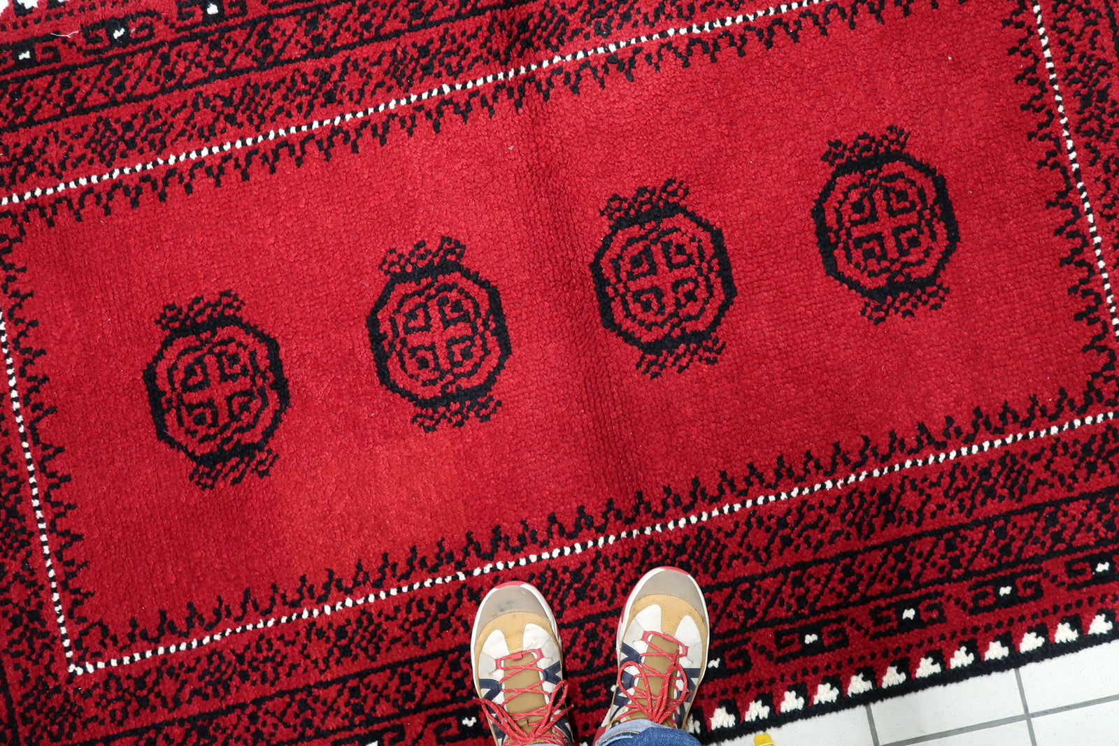 Machine-made wool rug in good vintage condition featuring traditional French formal borders and central medallions