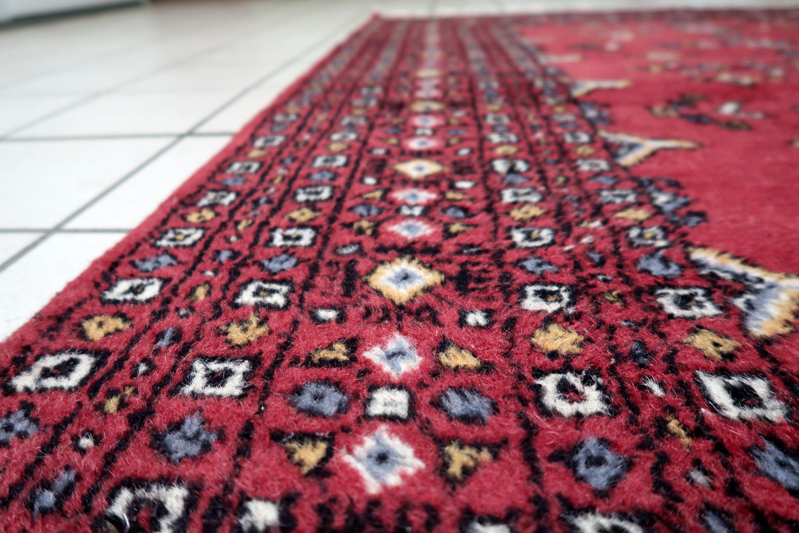 Medium-sized vintage wool carpet 128 x 196 cm with balanced composition and authentic character