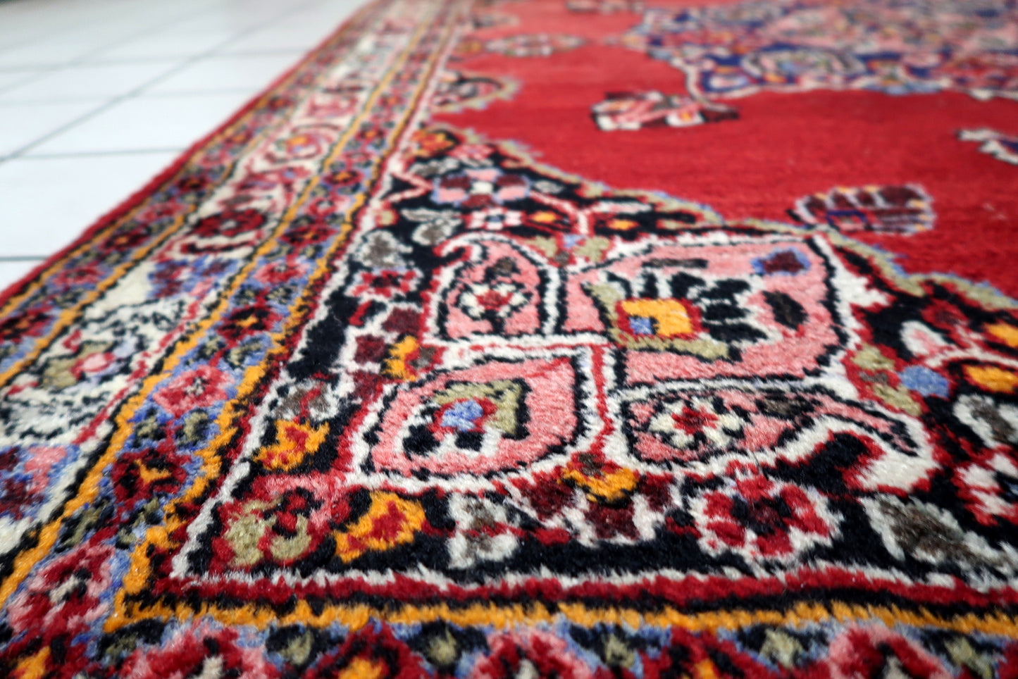 Medium-sized antique Persian carpet 134 x 182 cm with versatile proportions for contemporary interiors