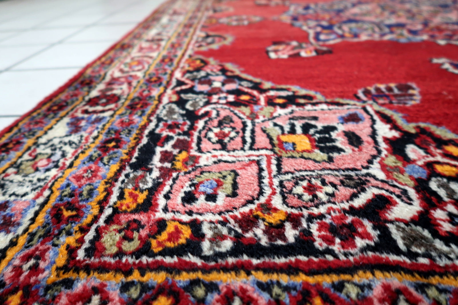 Medium-sized antique Persian carpet 134 x 182 cm with versatile proportions for contemporary interiors