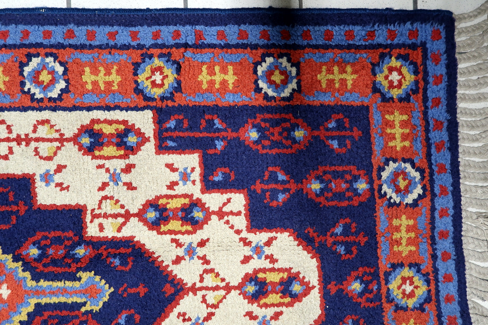 Vintage 1950s French Savonnerie wool rug with richly detailed central medallion in warm red, blue, white and yellow, 3.1 x 5.8 feet