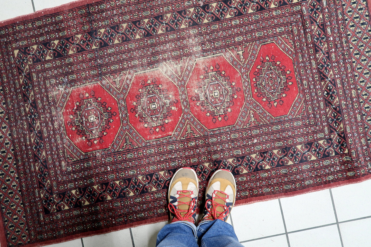 Detailed border showing traditional geometric patterns that highlight the tribal character of Uzbek weaving