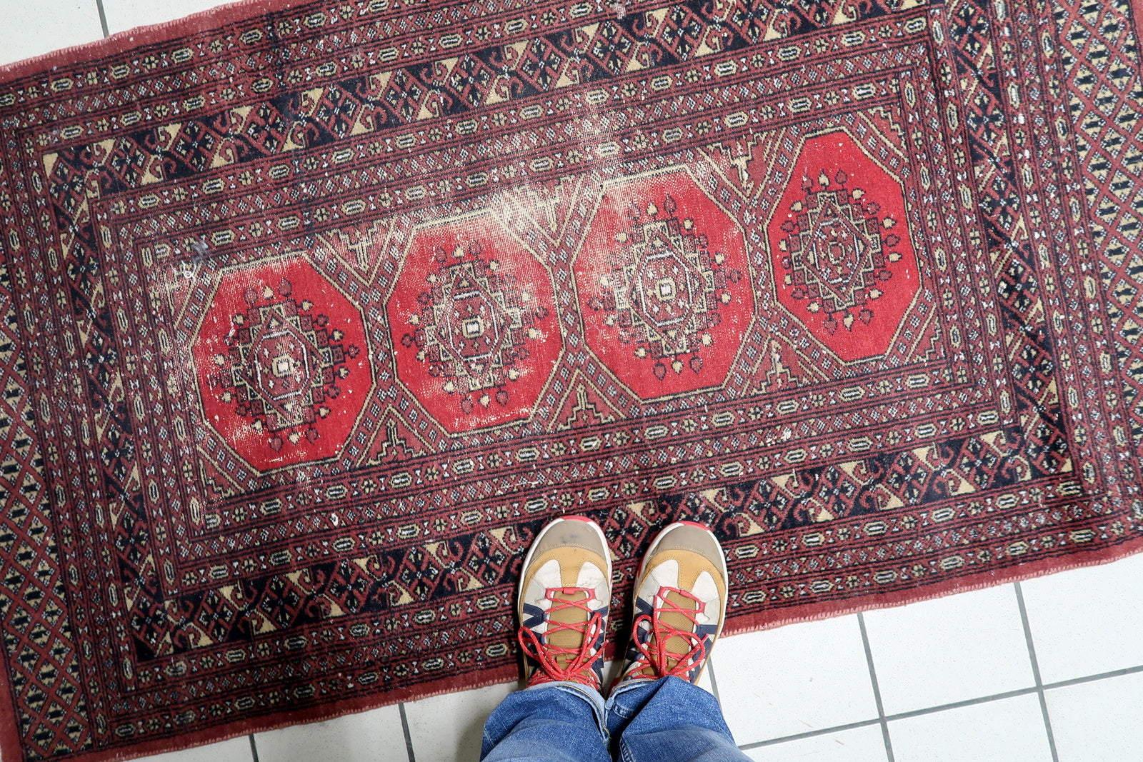 Detailed border showing traditional geometric patterns that highlight the tribal character of Uzbek weaving