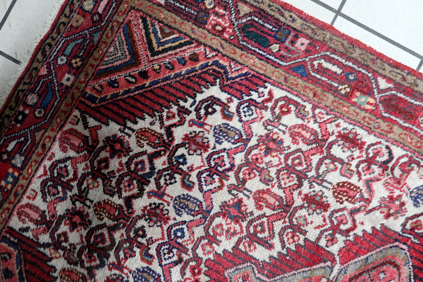 7. Striking central diamond medallion on early 20th century Persian Hamadan wool rug
