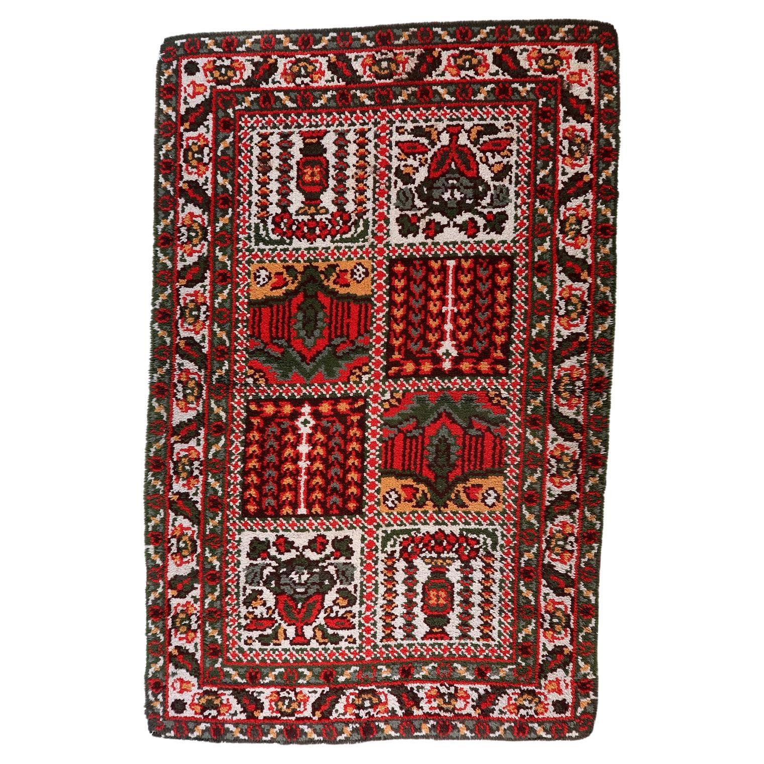 Vintage French Savonnerie style rug 1950s hand-loomed wool 3.10x6.4 ft full view with refined central floral medallion on cream field

