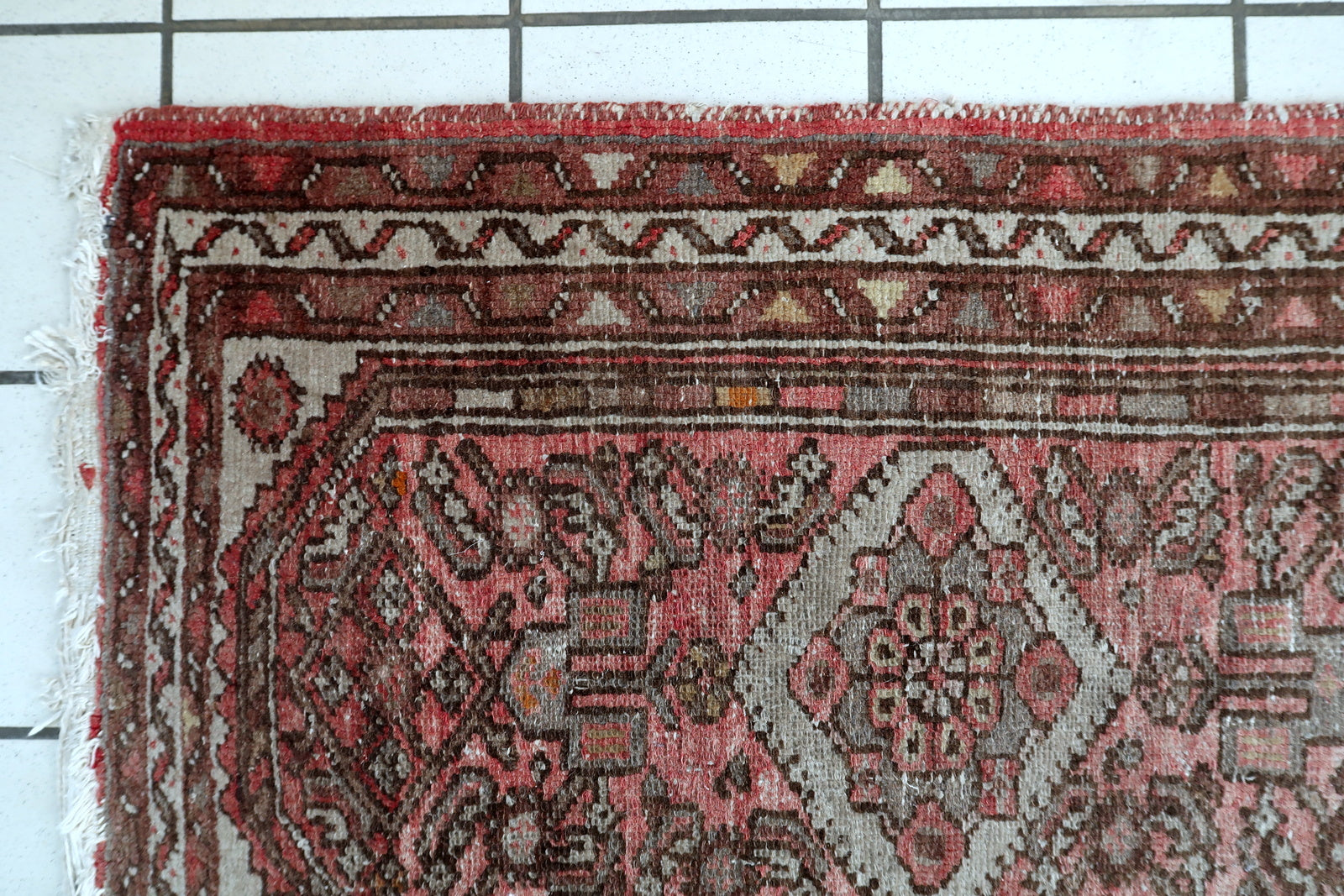 Vintage Persian Hamadan rug full view, small accent carpet with geometric layout
