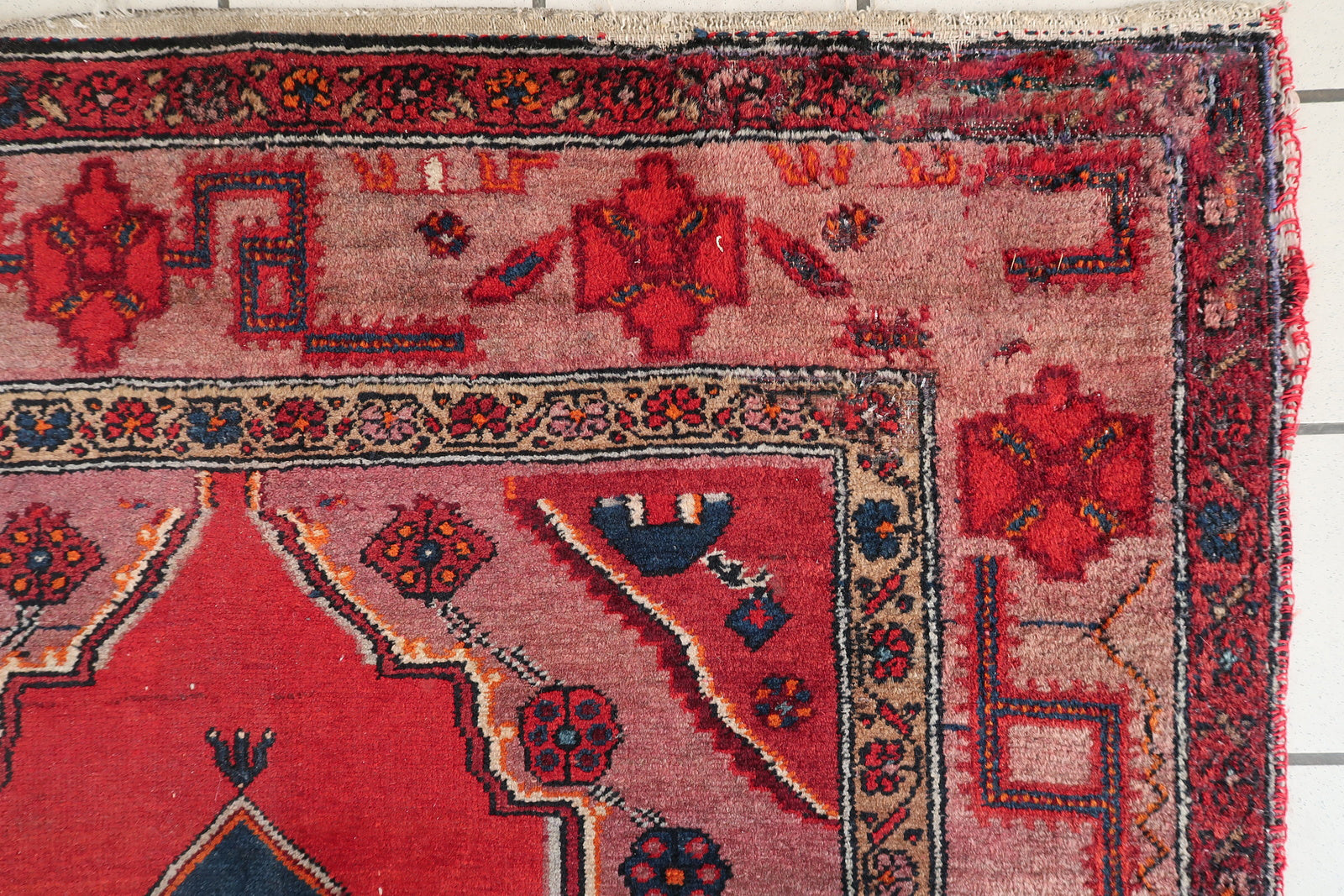 Antique Malayer rug full view, 1920s Persian carpet with central medallion