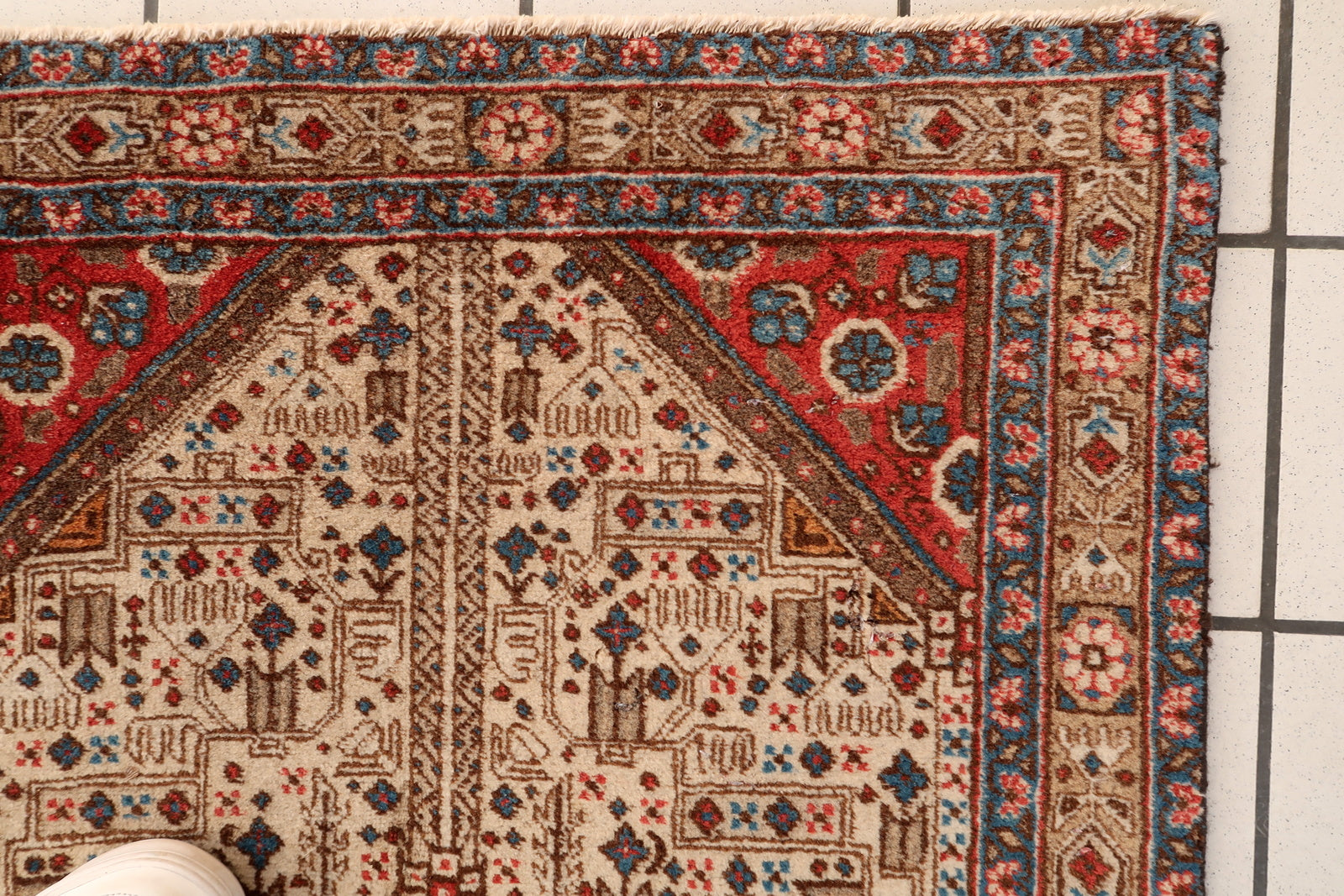Antique Persian Malayer rug full view, 1930s wool carpet with central medallion