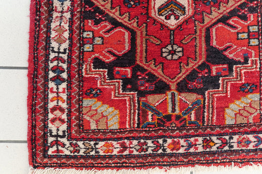 Vintage Persian Hamadan rug full view, wool carpet with central medallion pattern
