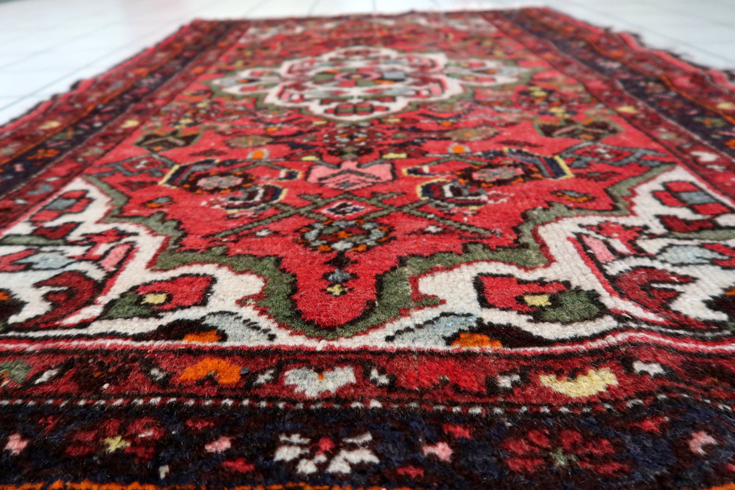 Persian Hamadan antique rug circa 1920s red floral medallion 3.4 ft x 4.8 ft good vintage condition.

