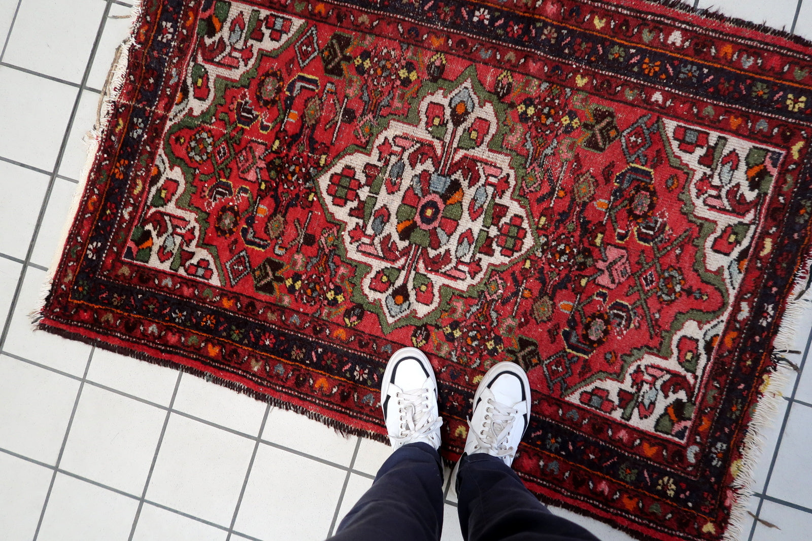 A beautifully aged 1920s Persian Hamadan rug with a vibrant crimson field and an intricate floral medallion, framed by decorative borders.

