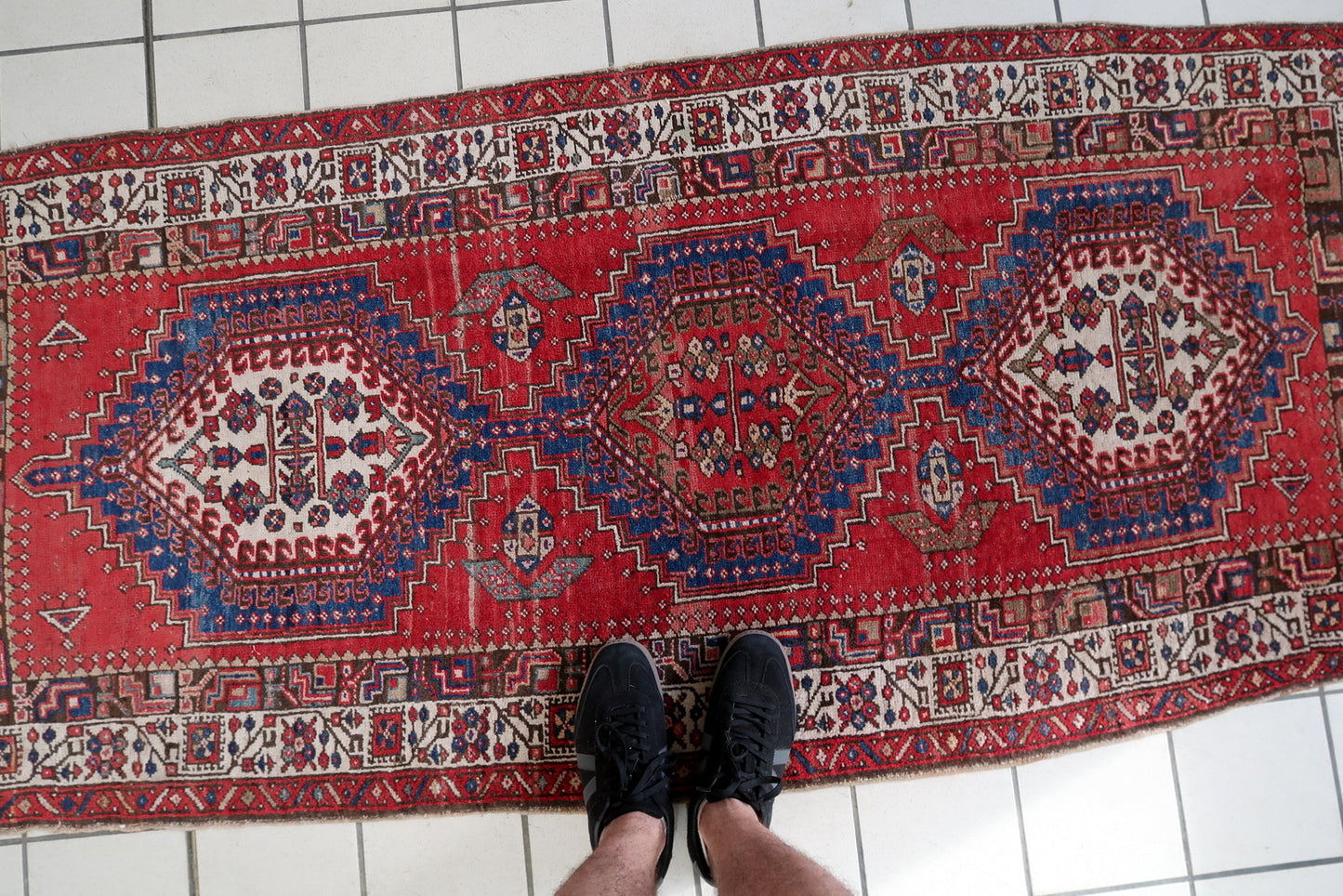Antique Serab Wool Runner, Crimson Field & Stepped Medallions, c. 1920s — 3'1" × 6'8" — 1C1284