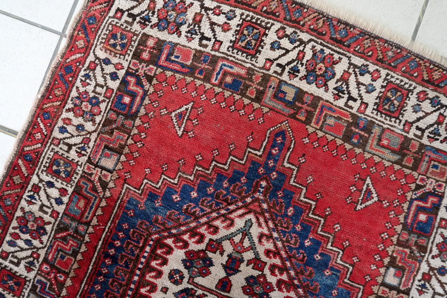 Antique Serab Wool Runner, Crimson Field & Stepped Medallions, c. 1920s — 3'1" × 6'8" — 1C1284